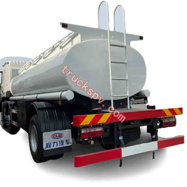 jiang huai oil jetting truck painted white color shows on truckspv.com